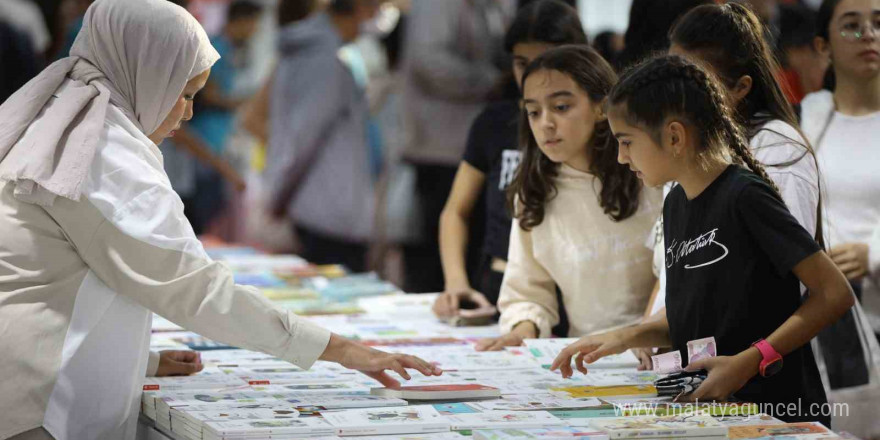 Antalya Kitap Fuarı’na ilk günden yoğun ilgi