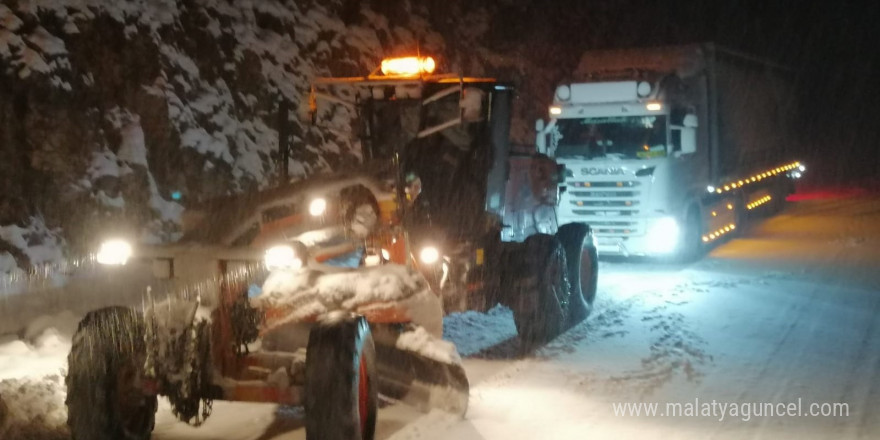 Antalya-Konya karayolu yoğun kar sebebiyle tırların geçişine kapatıldı