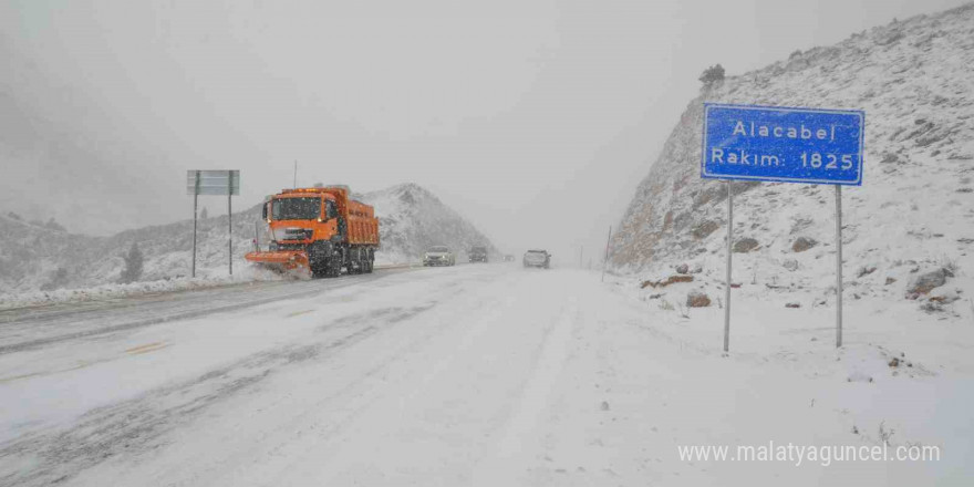 Antalya- Konya karayolunda kar yağışı durdu