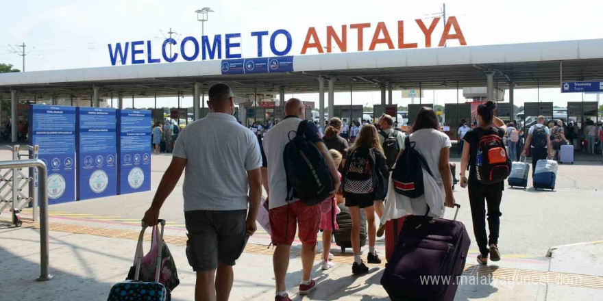 Antalya turizmde rekor yolunda: 11 ayda 16 milyonu aşkın ziyaretçi