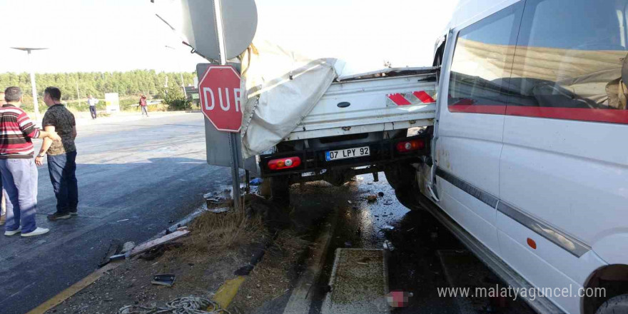 Antalya’da ana yola çıkan kamyonet ile tırın çarpışma anı araç kamerasına yansıdı