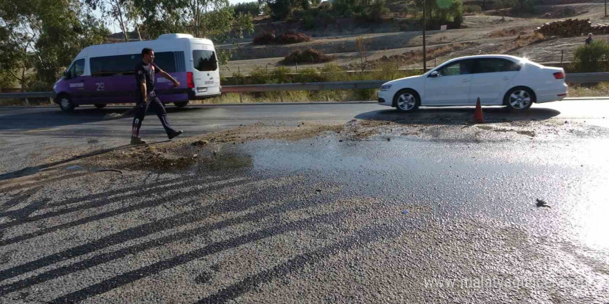 Antalya’da ana yola çıkan kamyonet ile tırın çarpışma anı araç kamerasına yansıdı