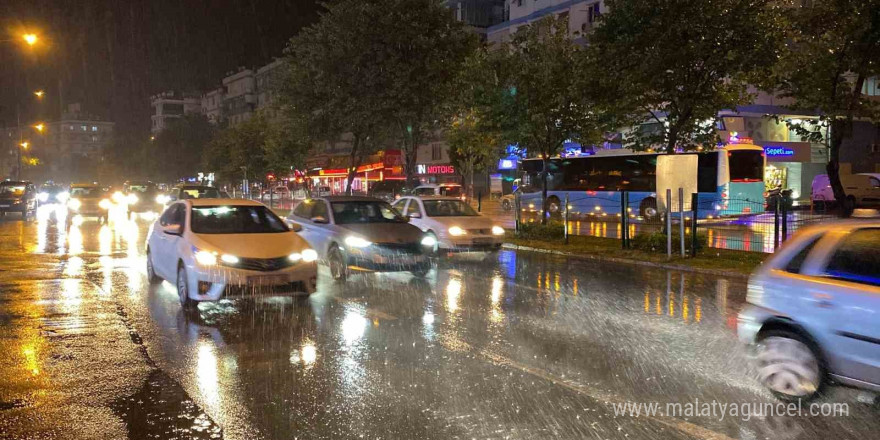 Antalya’da aniden bastıran sağanağa vatandaşlar hazırlıksız yakalandı