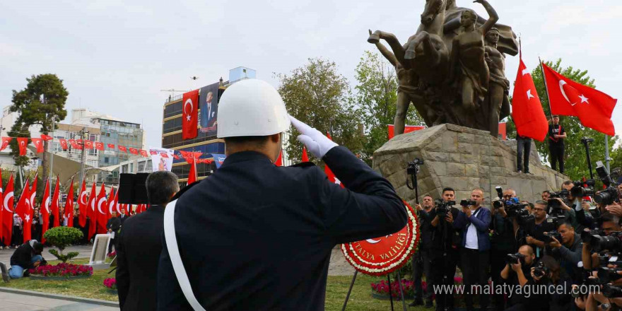 Antalya’da Atatürk için karada ve denizde saygı duruşu