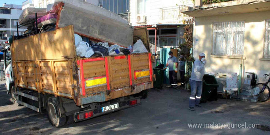 Antalya’da bir evden 3 kamyon dolusu çöp çıktı