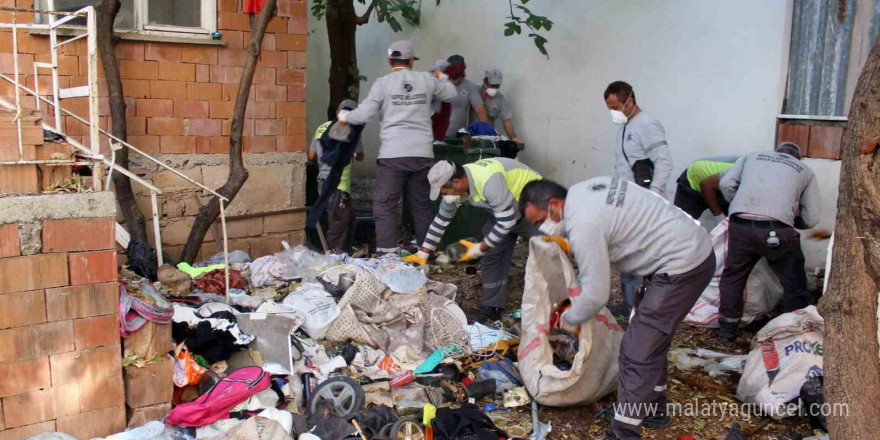 Antalya’da bir evden 3 kamyon dolusu çöp çıktı