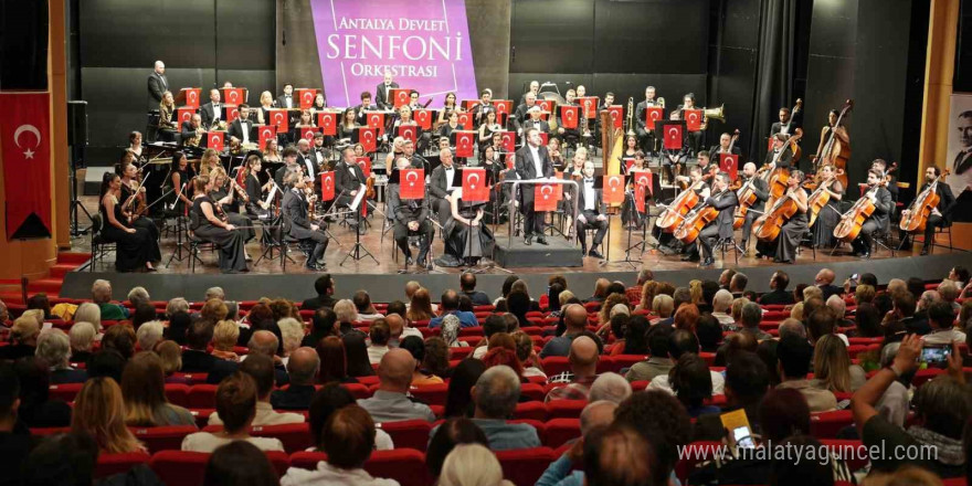 Antalya’da “Bir Ulus Uyanıyor” konseri