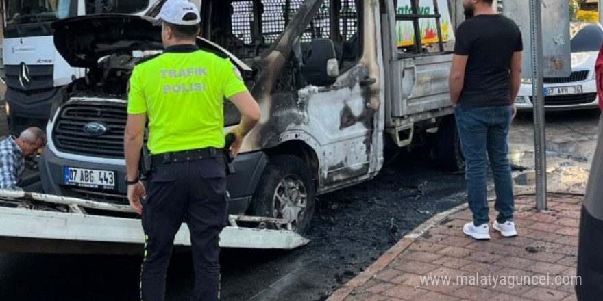 Antalya’da cam yüklü kamyonet  alev alev yandı, gökyüzünü siyah dumanlar kapladı