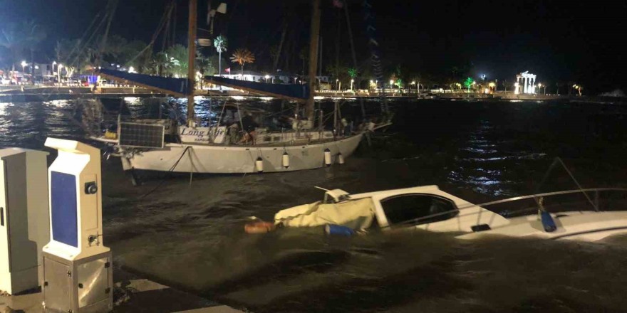 Antalya’da dalgalar sahile vurdu: Fırtına balıkçı teknelerini batırdı