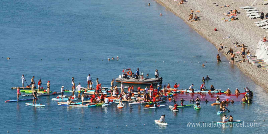 Antalya’da dalgıçlar denizde dev Türk bayrağı açtı