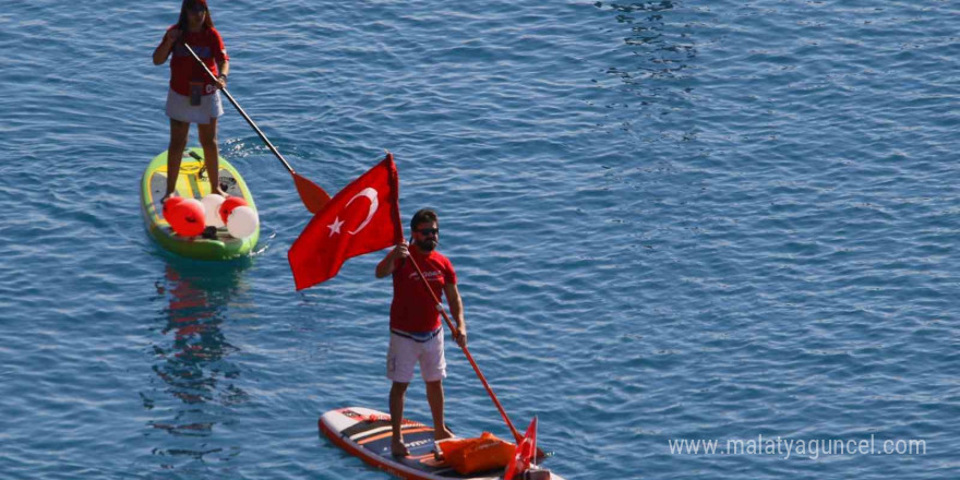 Antalya’da dalgıçlar denizde dev Türk bayrağı açtı