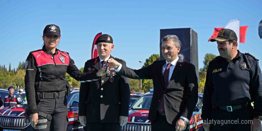 Antalya’da emniyet ve jandarma 225 yeni araçla gücüne güç kattı