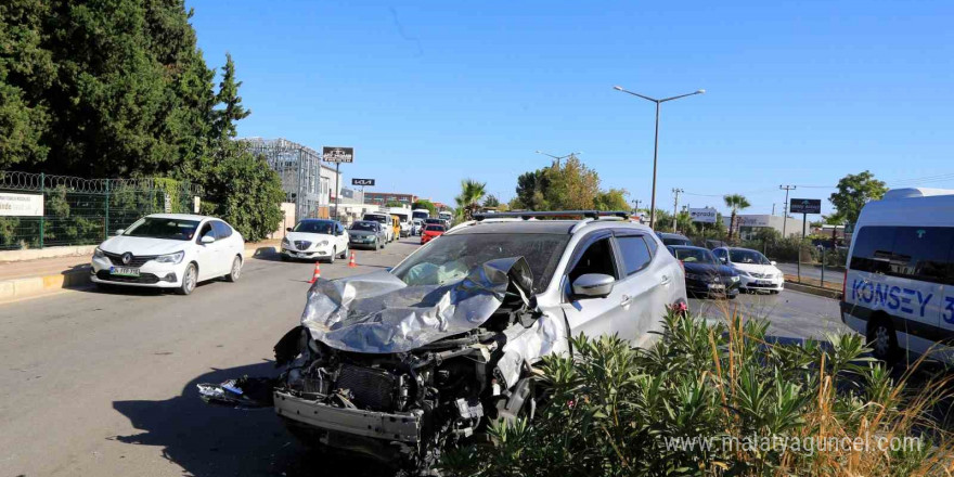 Antalya’da feci kaza: Takla atıp tel bariyerleri aşarak karşı yöne geçen aracın, iki araca çarpması sonucu 2 kişi yaralandı