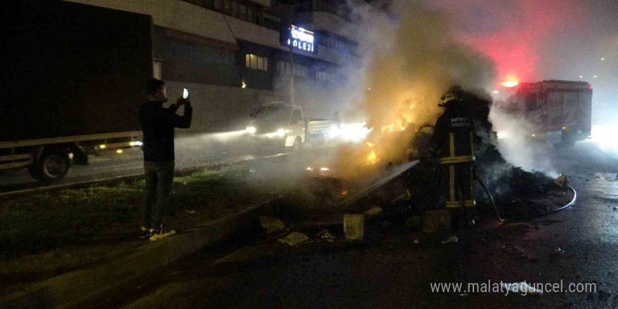 Antalya’da geri dönüşüm kamyonundaki atıklar alev aldı, dumanlar sürücülere zor anlar yaşattı