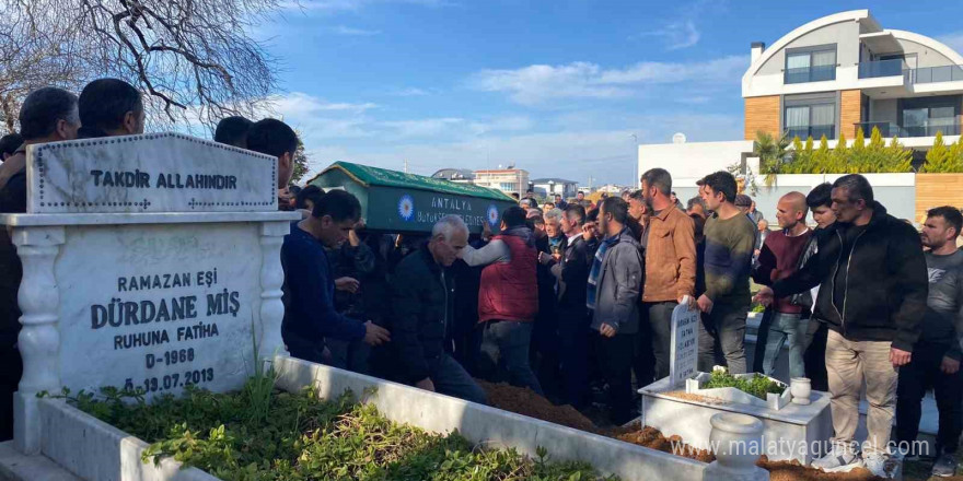 Antalya’da içleri yakan kare: İsmini aldığı ağabeyi ile 5 yaşındayken kaybettiği annesinin yanına defnedildi