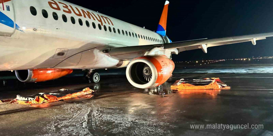 Antalya’da iniş sırasında motoru yanan yolcu uçağına rekor sürede müdahale