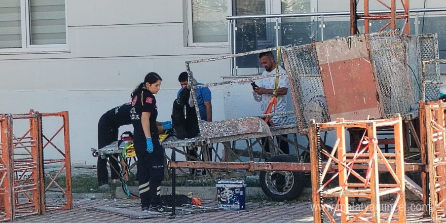 Antalya’da inşaat iskelesi çöktü: 2 işçi yaralandı