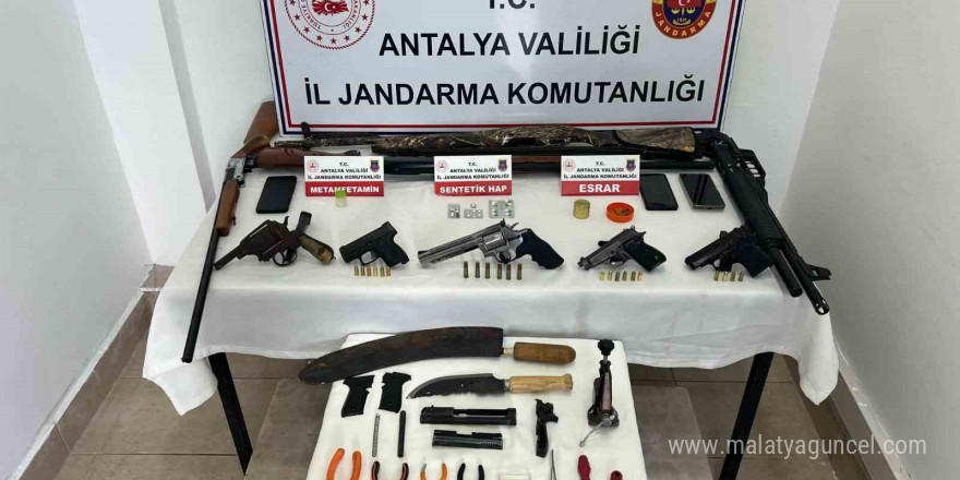 Antalya’da jandarmadan ruhsatsız tabanca ve uyuşturucu operasyonu