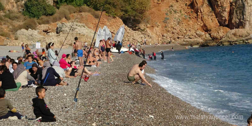 Antalya’da kar manzaralı deniz keyfi