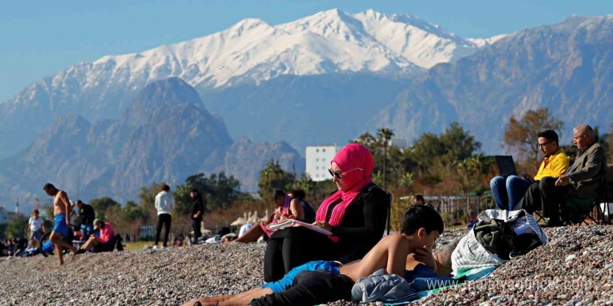 Antalya’da karla kaplı dağların gölgesinde deniz ve güneş keyfi