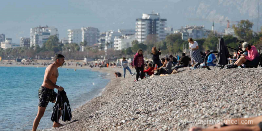 Antalya’da karla kaplı dağların gölgesinde deniz ve güneş keyfi