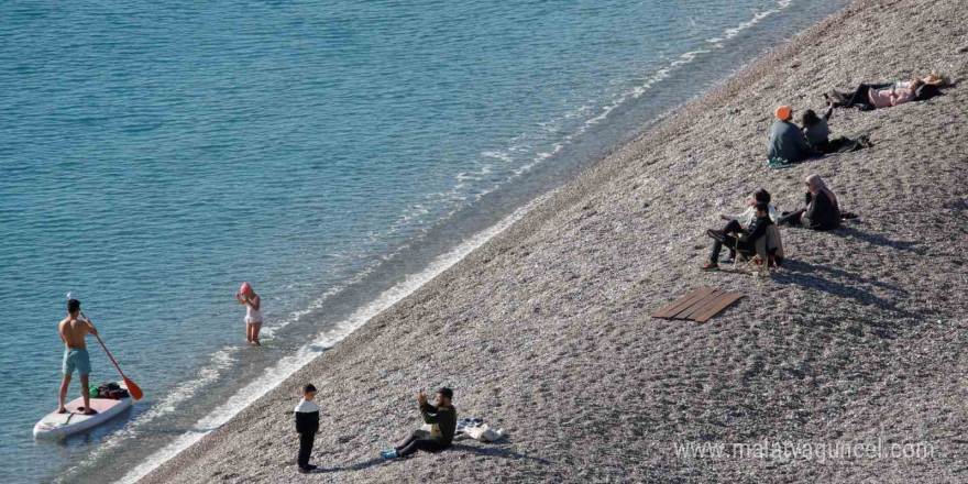 Antalya’da karla kaplı dağların gölgesinde deniz ve güneş keyfi