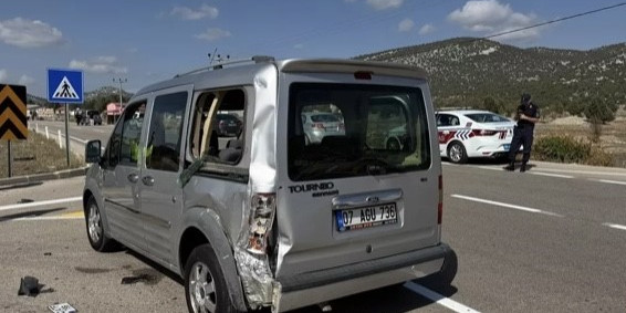 Antalya’da motosiklet ile hafif ticari araç çarpıştı: 2 yaralı