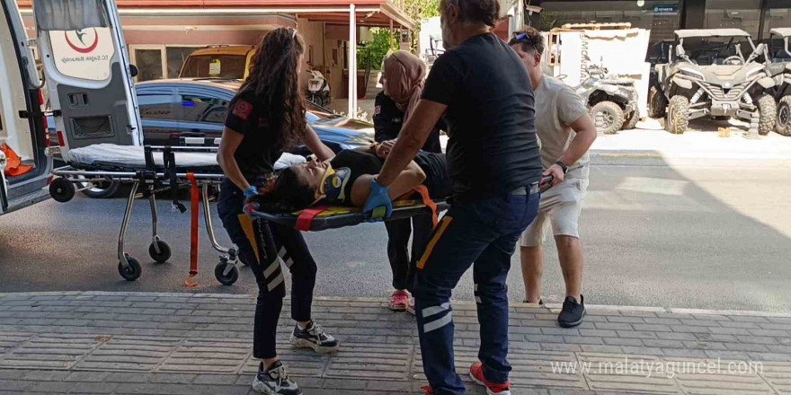 Antalya’da motosiklet kaldırıma çarparak devrildi, genç kız yaralandı