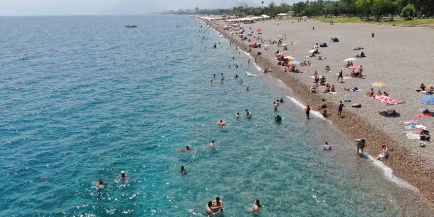 Antalya’da nem yüzde 80’i buldu, sahiller doldu