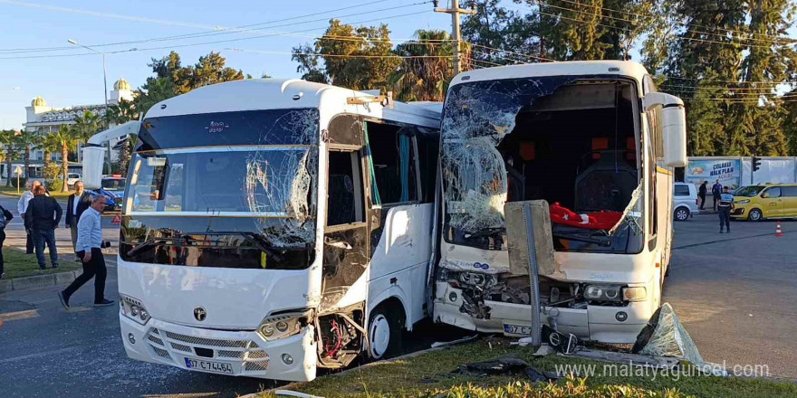 Antalya’da otel çalışanlarını taşıyan servis araçları çarpıştı: 13 yaralı