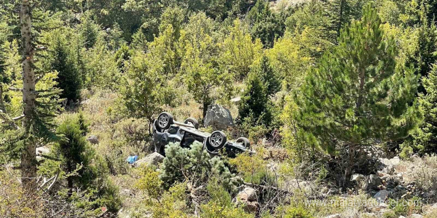 Antalya’da otomobil yayla yolunda uçuruma yuvarlandı: 2 yaralı