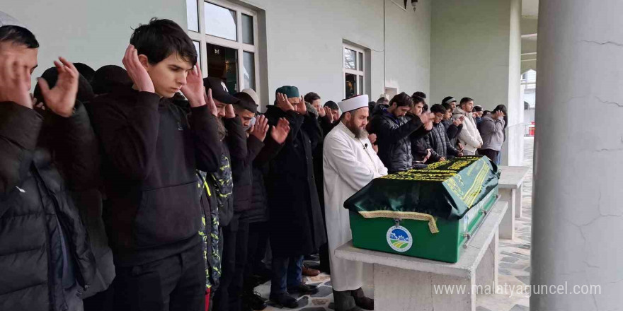 Antalya’da otomobilin çarptığı genç, memleketi Sakarya’da son yolculuğuna uğurlandı