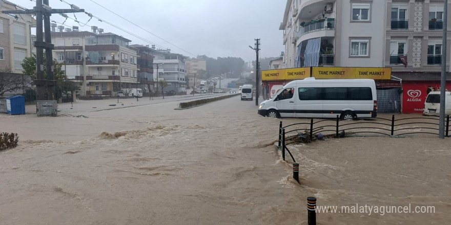 Antalya’da sağanak yağmur yollarda ve tarım arazilerinde su baskınlarına sebep oldu