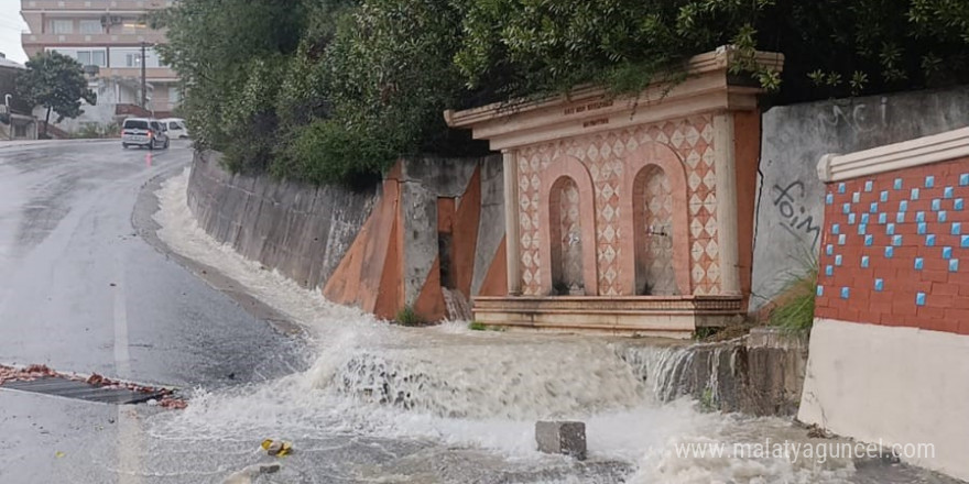 Antalya’da sağanak yağmur yollarda ve tarım arazilerinde su baskınlarına sebep oldu