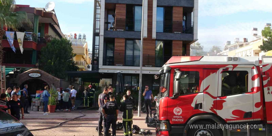 Antalya’da suit oteldeki yangın büyümeden söndürüldü