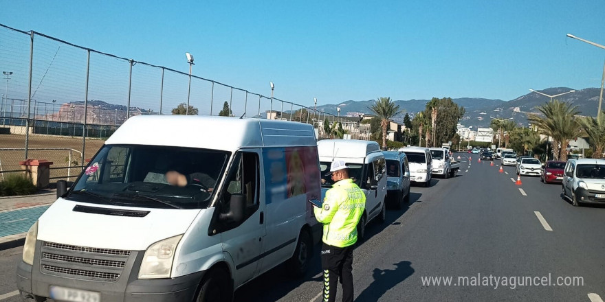 Antalya’da trafik denetimlerinde 41 bin sürücü denetlendi 17 bin  ceza kesildi