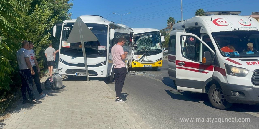 Antalya’da tur midibüsleri çarpıştı: 12 yaralı