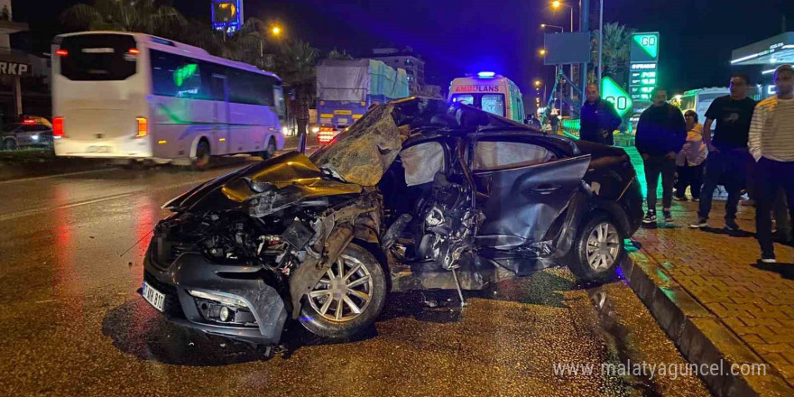 Antalya’da tur otobüsü otomobille çarpıştı: 20 yaşındaki sürücü hayatını kaybetti