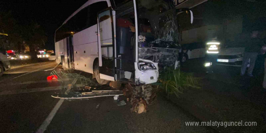 Antalya’da tur otobüsü otomobille çarpıştı: 20 yaşındaki sürücü hayatını kaybetti