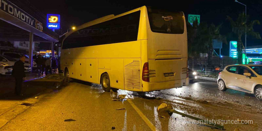 Antalya’da tur otobüsü otomobille çarpıştı: 20 yaşındaki sürücü hayatını kaybetti