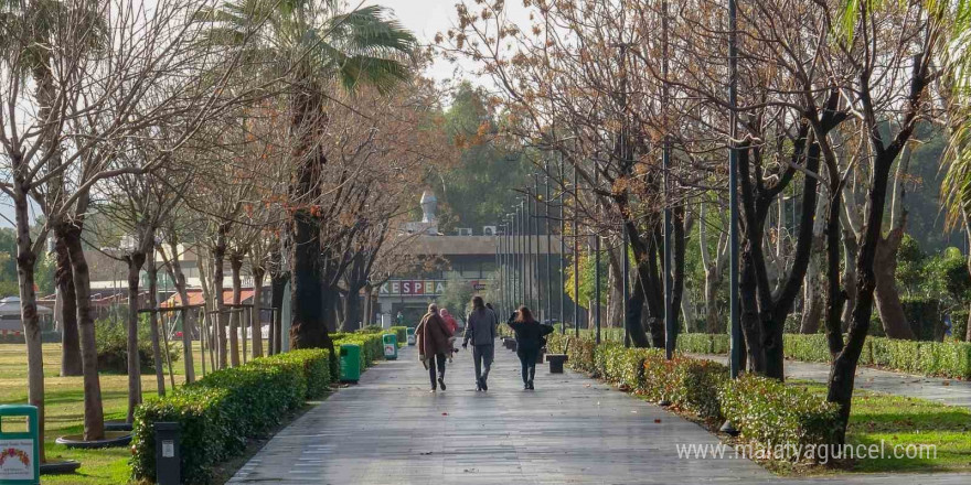 Antalya’da ‘turuncu kod’ uyarısına rağmen güneşli hava ve denizin keyfini çıkardılar