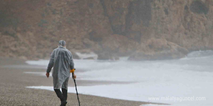 Antalya’da ’turuncu kod’un define avcıları iş başında