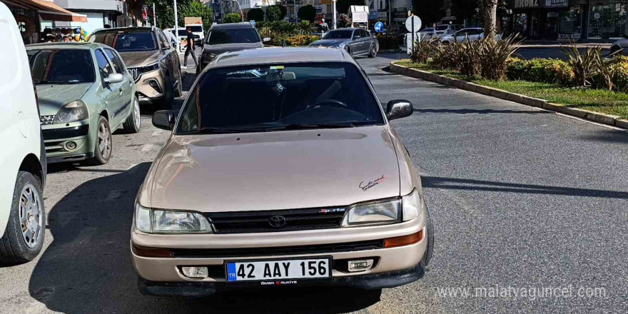 Antalya’da ’U’ dönüşü yapan otomobille çarpışan motosikletli yaralandı