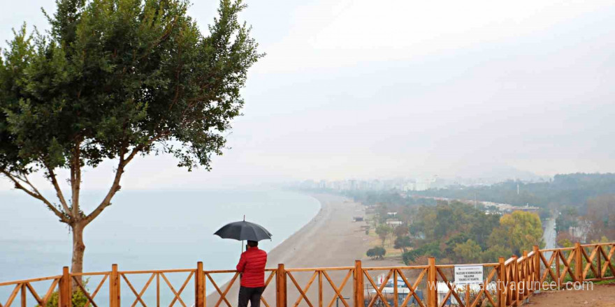 Antalya’da yağmur altında deniz keyfi