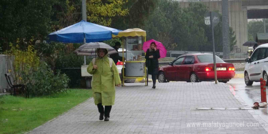 Antalya’da yağmur trafiği aksattı, Konyaaltı Sahili sisle kaplandı