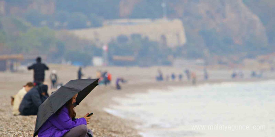 Antalya’da yağmura rağmen şemsiye altında deniz keyfi