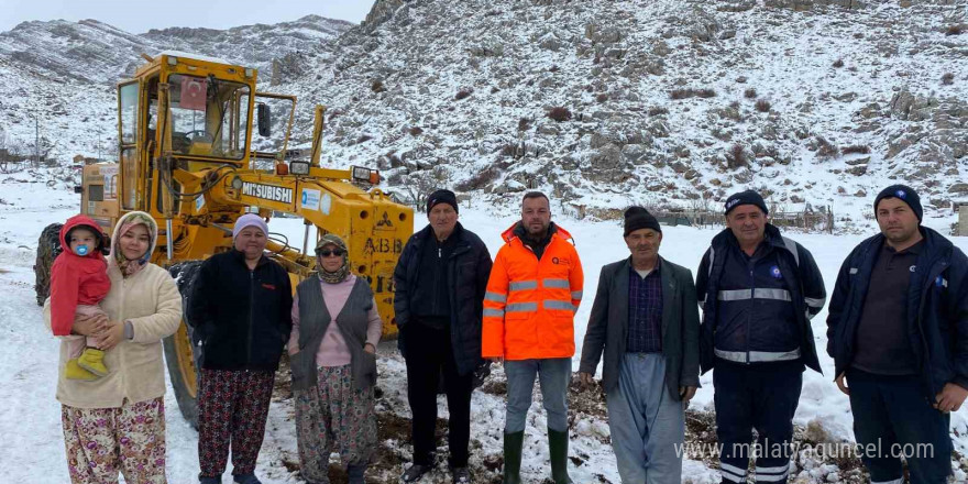 Antalya’da yaylada kardan mahsur kalan vatandaşlar büyükşehir ekipleri tarafından kurtarıldı