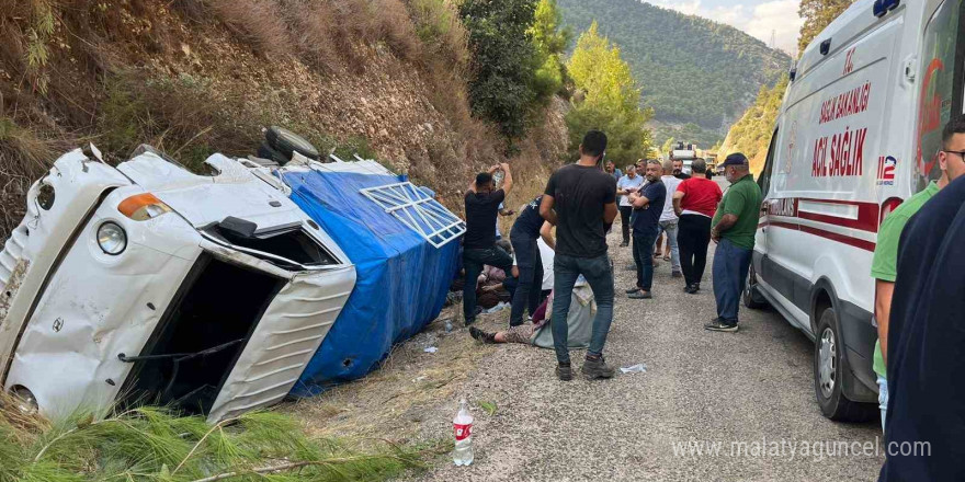 Antalya’da yoldan çıkan kamyonet devrildi: 1’i ağır 8 yaralı