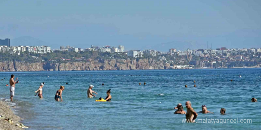 Antalya’dan ekim sonunda yaz ayı tadında ’kıskandıran’ görüntüler