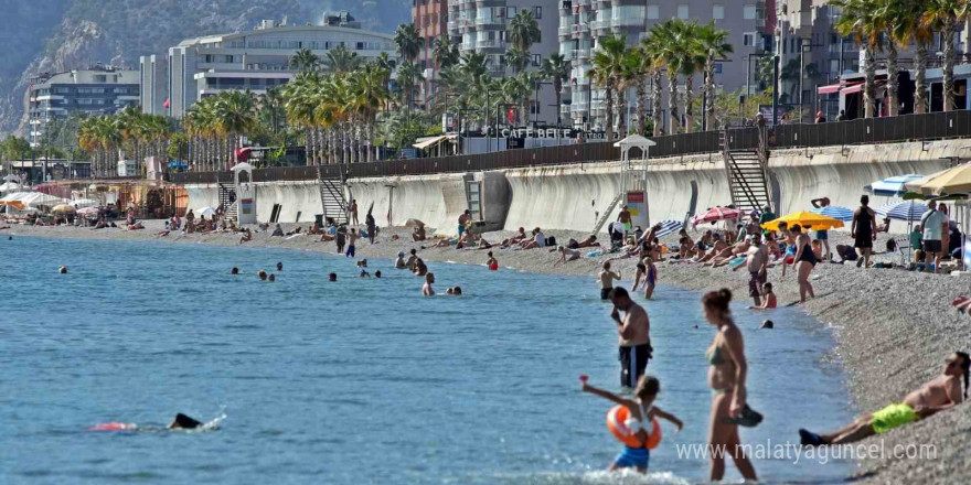 Antalya’dan ekim sonunda yaz ayı tadında ’kıskandıran’ görüntüler